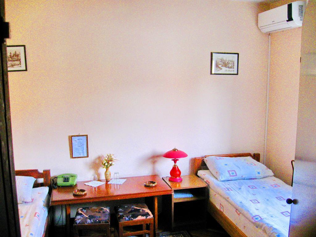 Amfora Rooms Caribrod Dimitrovgrad Cameră foto